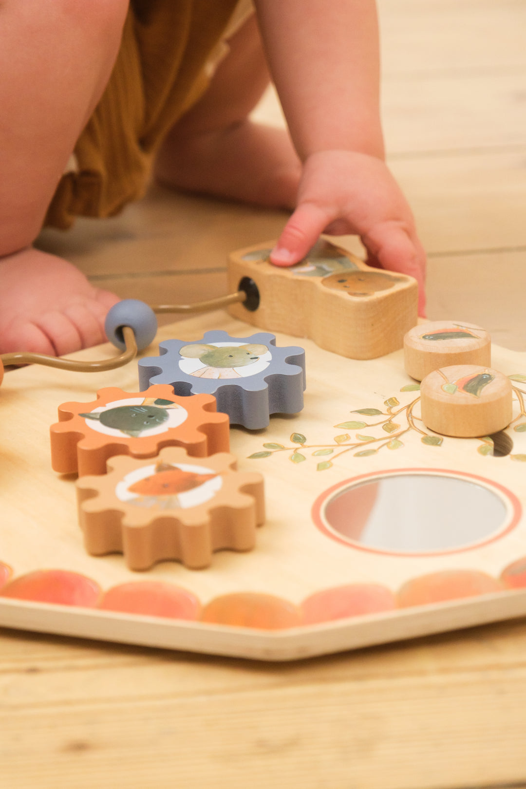 Tableau d'activités bébé en bois