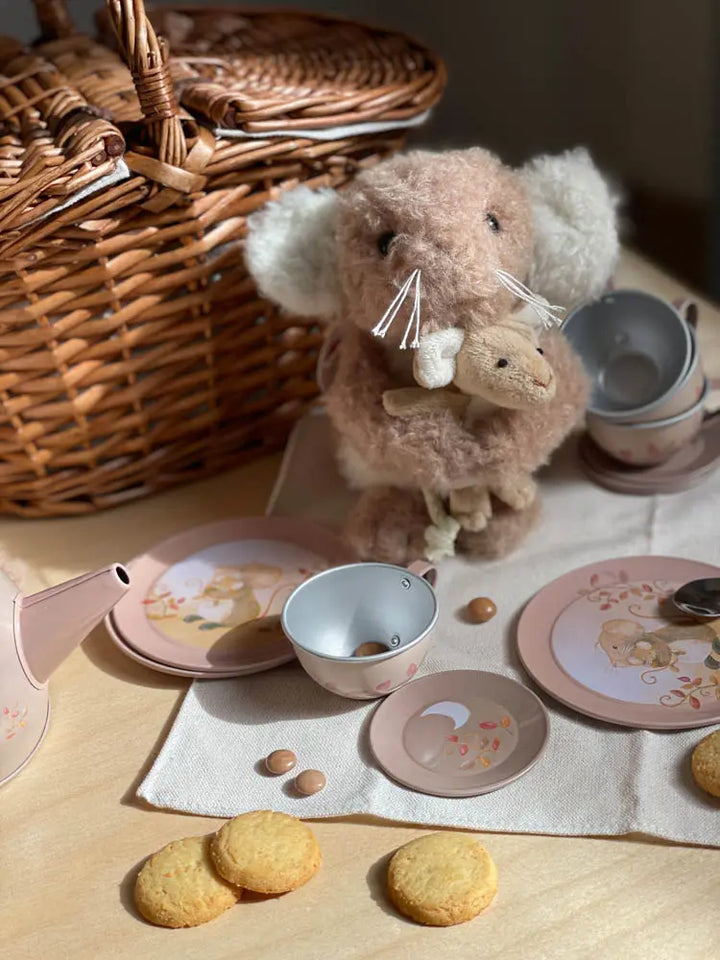TIN TEA SET MOUSE IN A BASKET