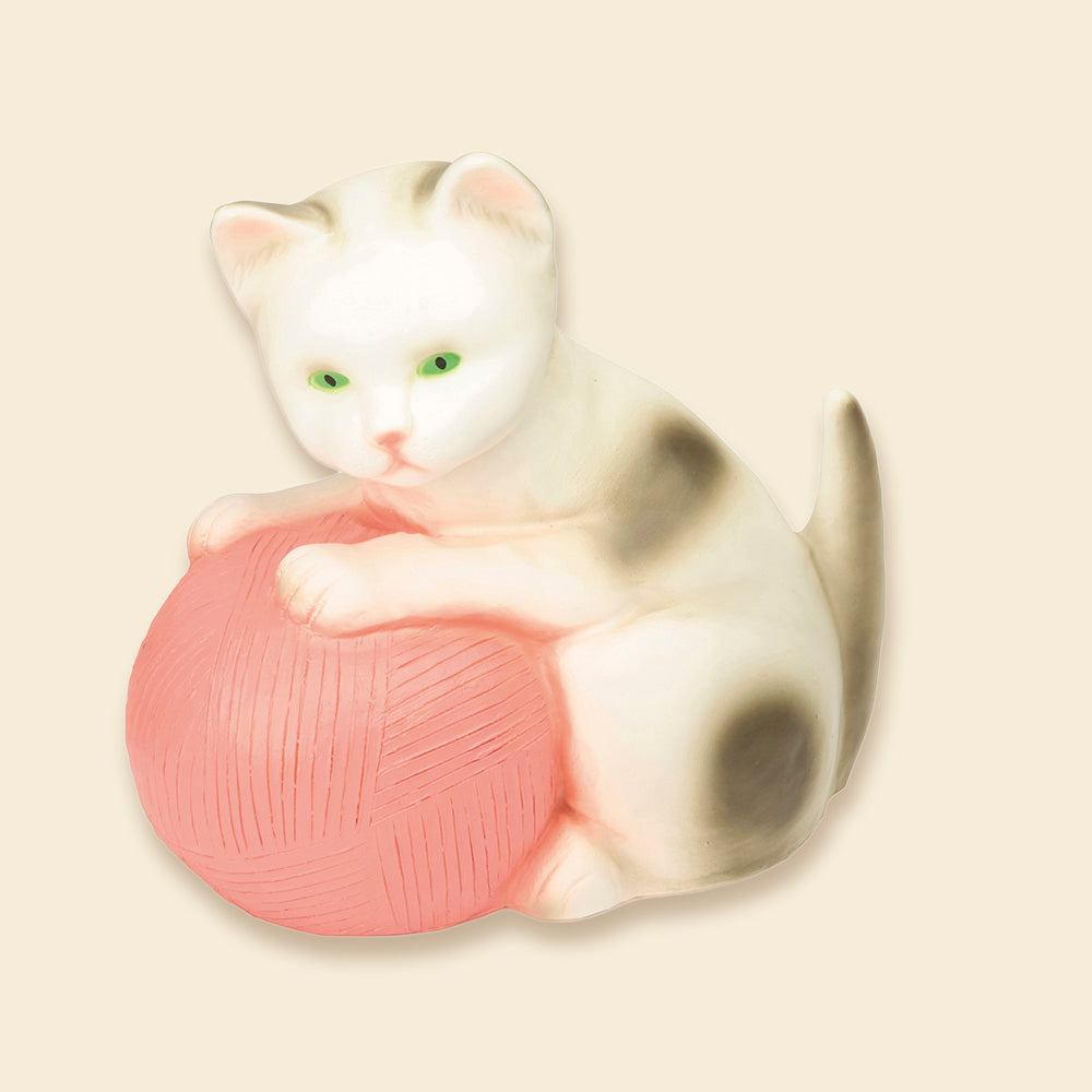 Lampe chat à la pelote rose