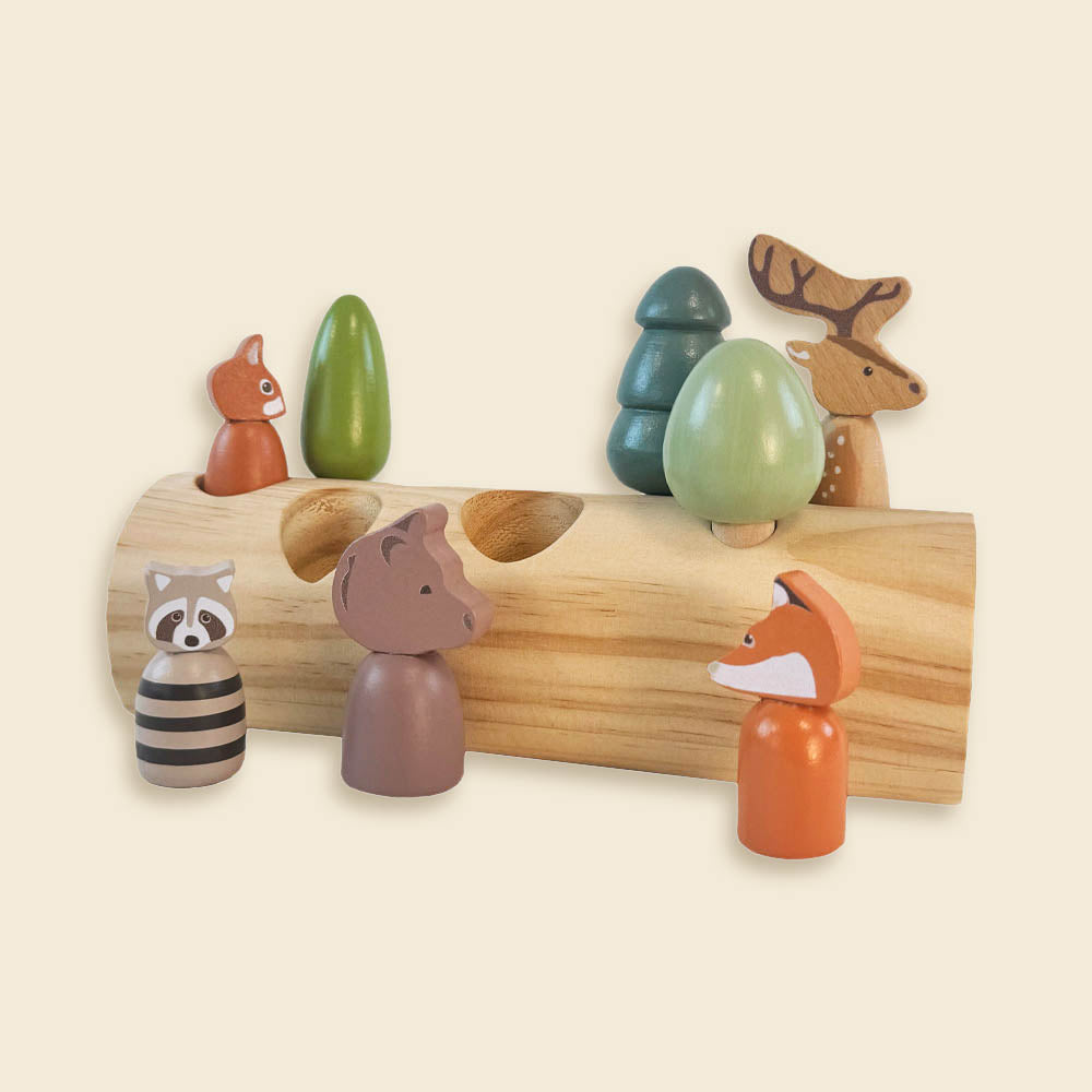 Animaux de la forêt dans une bûche
