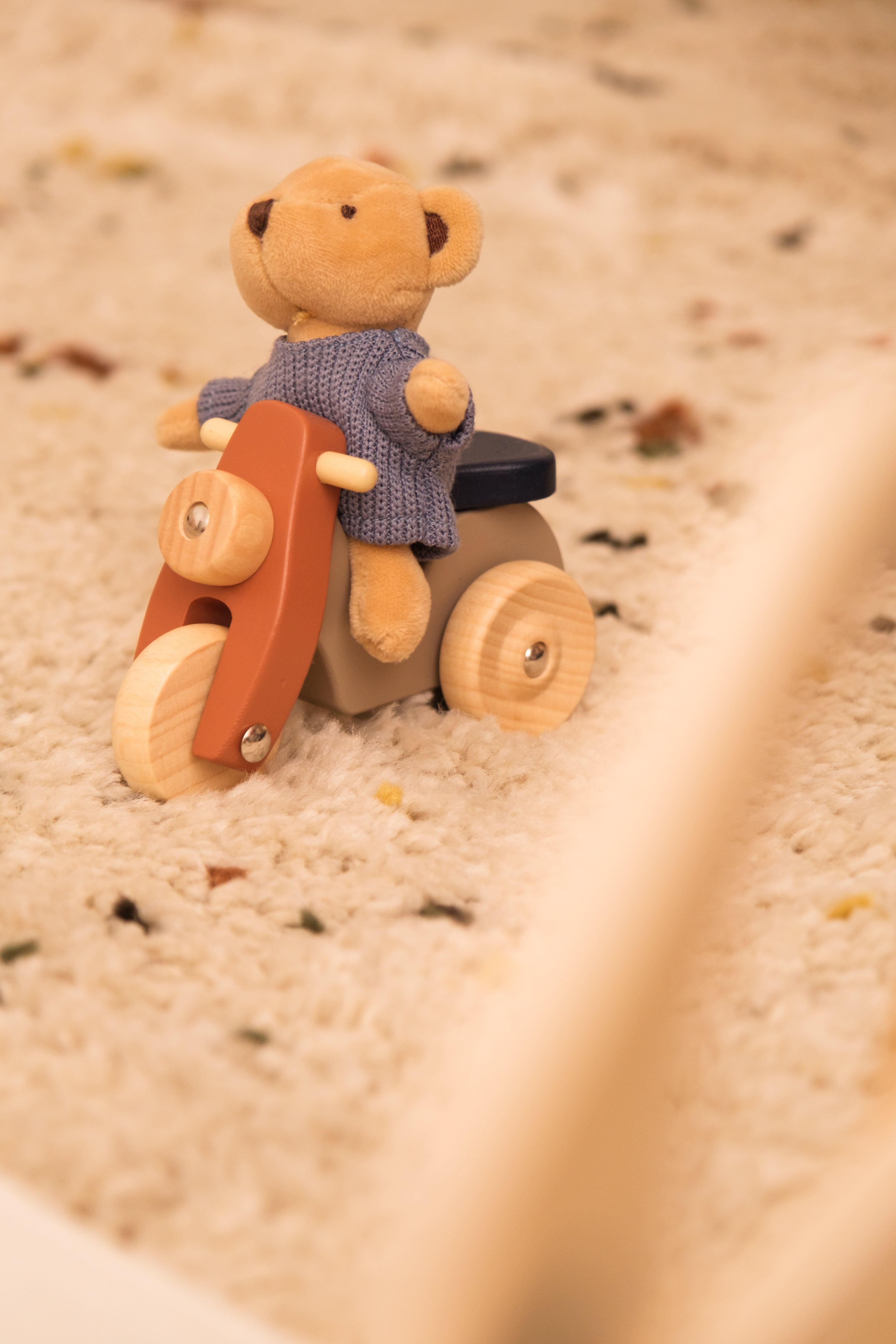 Alexis the Bear on a Vespa | Mini Friends | Egmont Toys