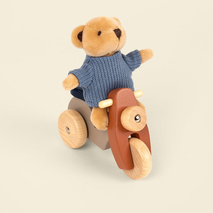 Alexis l'ours sur sa Vespa