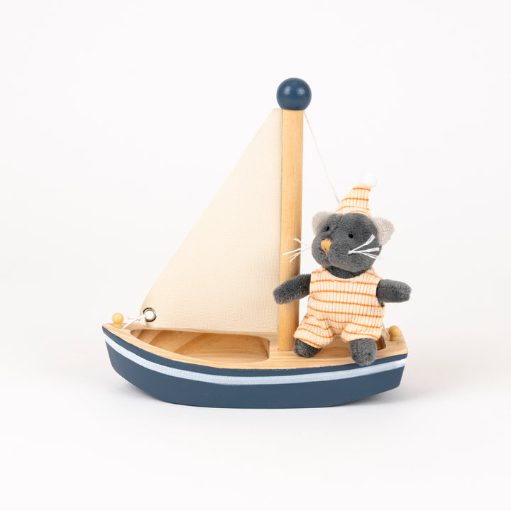 Malo le chat dans une barque