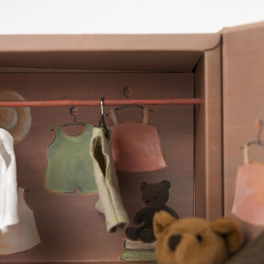 WARDROBE WITH BEAR