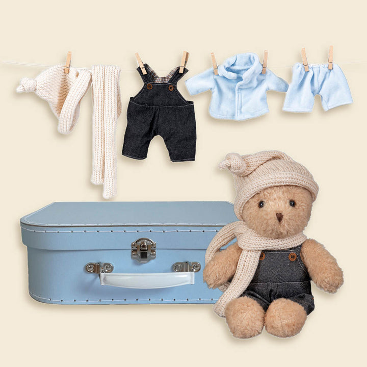 Morris l'ours avec vêtements dans une valise