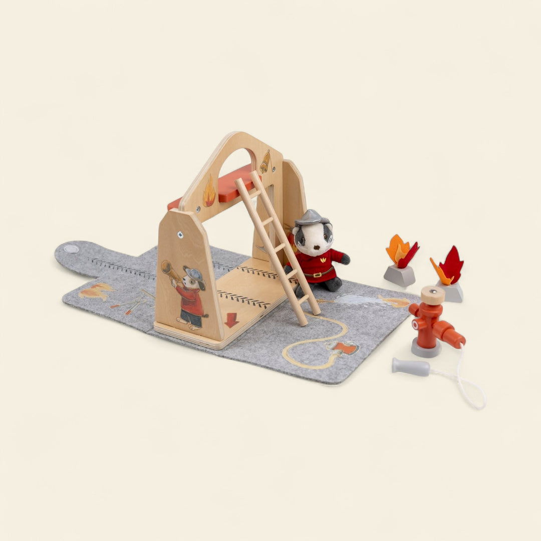 Vilten huisje brandweerkazerne met miniatuurvriendje