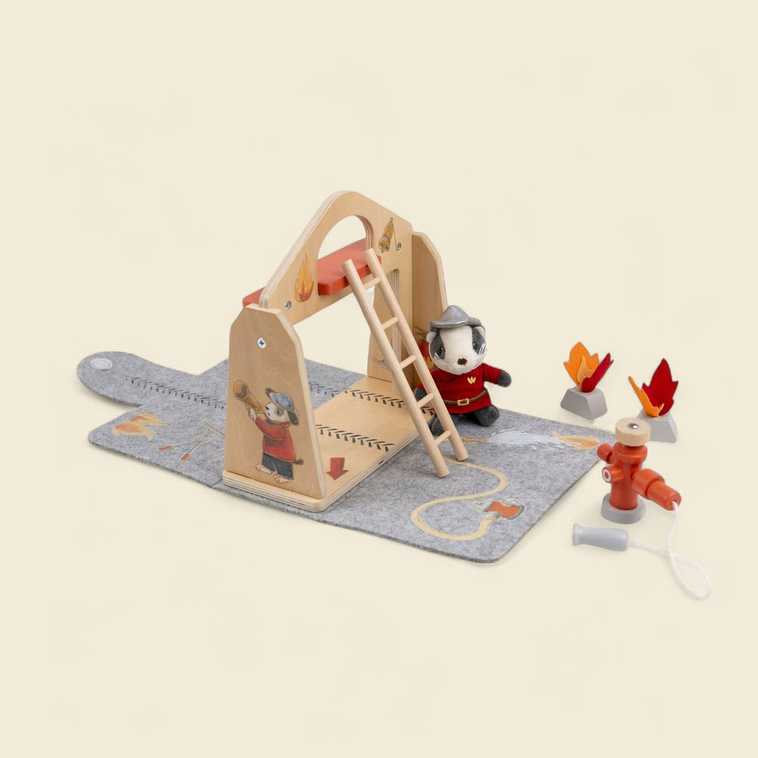 La caserne de pompiers en feutrine et son ami miniature