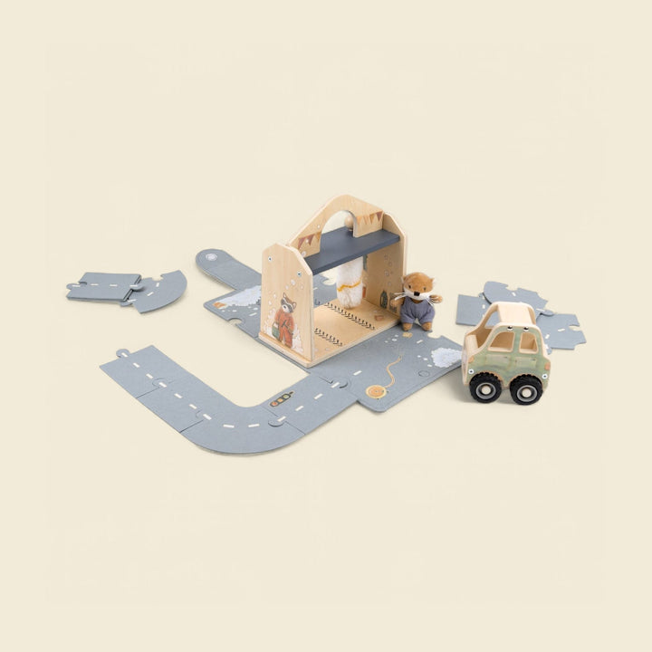 Car wash felt house with miniature friend