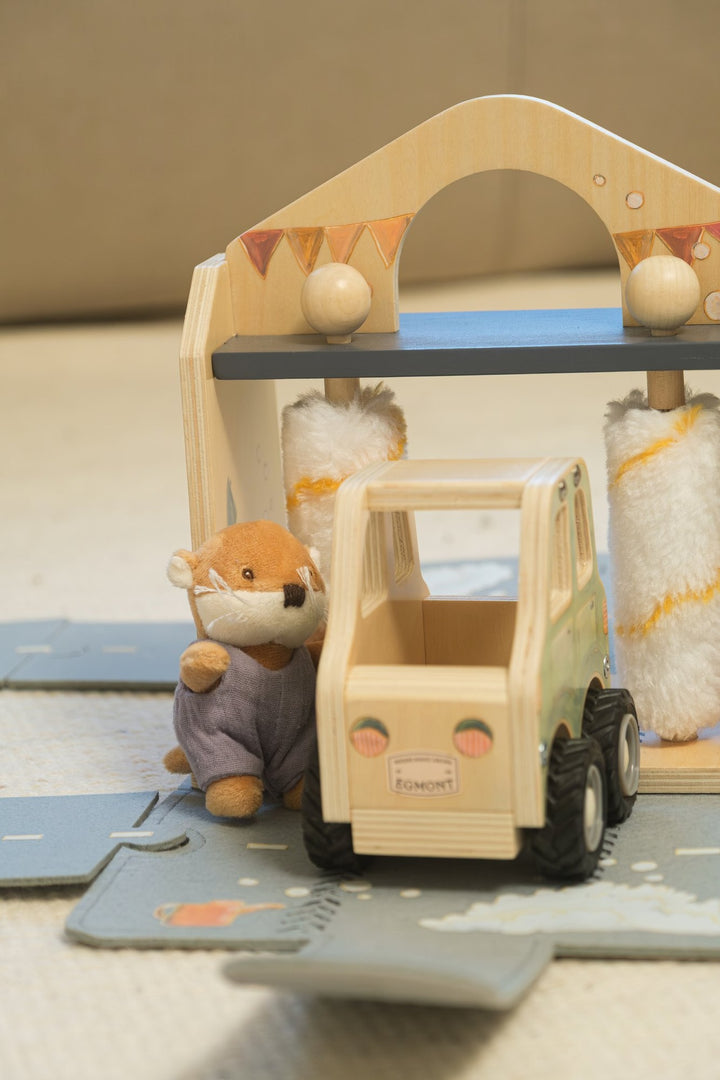 Car wash felt house with miniature friend