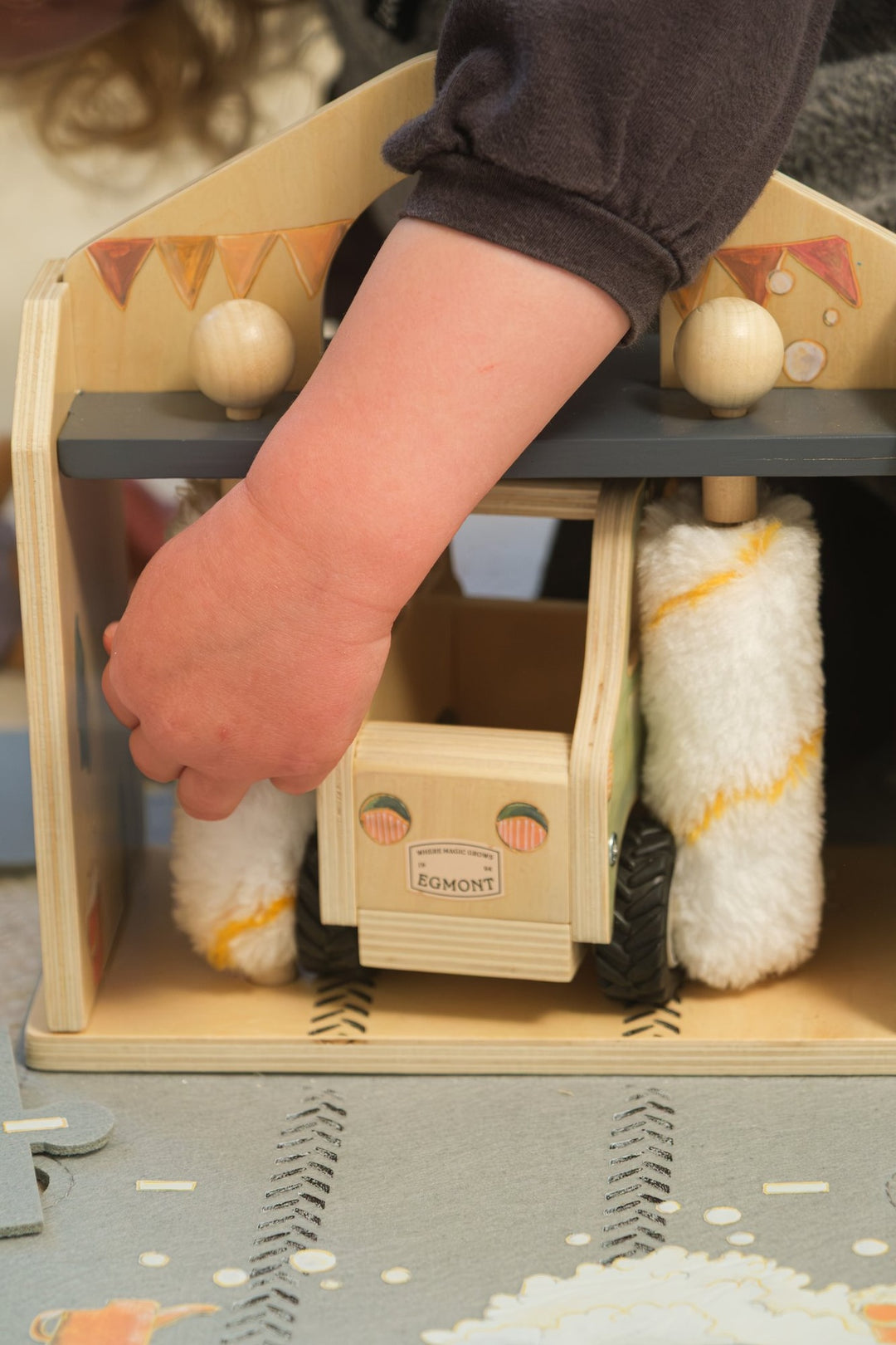 Car wash felt house with miniature friend