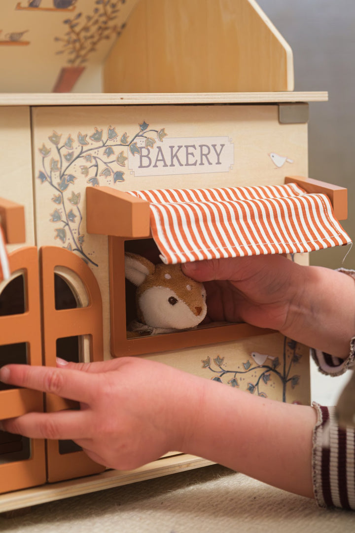 Coffee house and bakery with miniature friends
