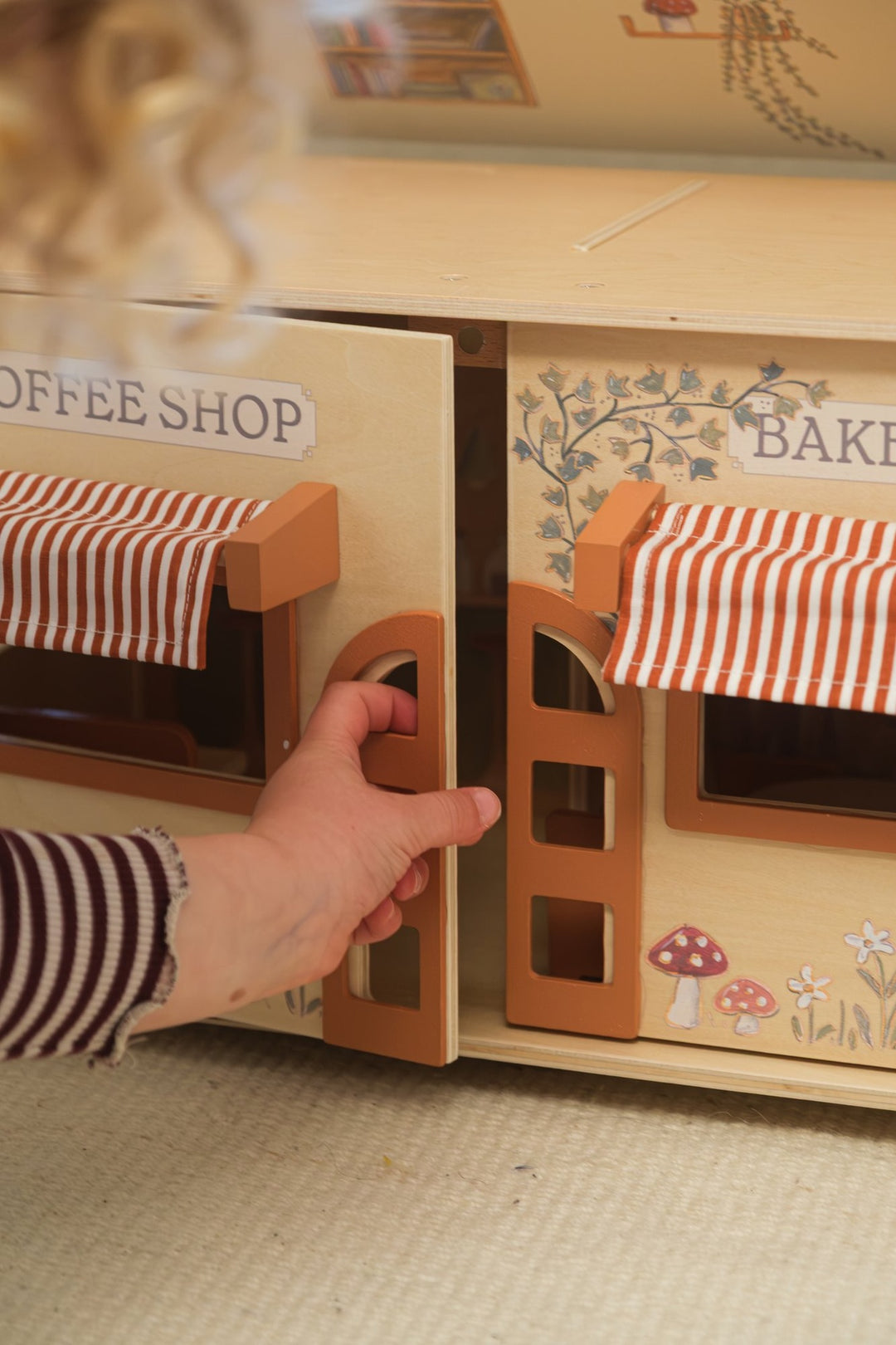 Coffee house and bakery with miniature friends