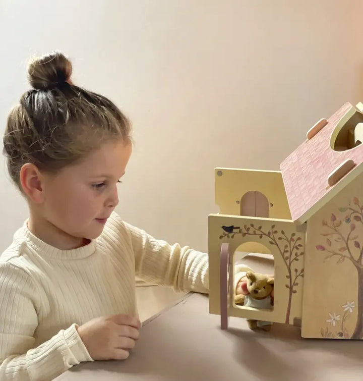 DOLL HOUSE WITH BEARS