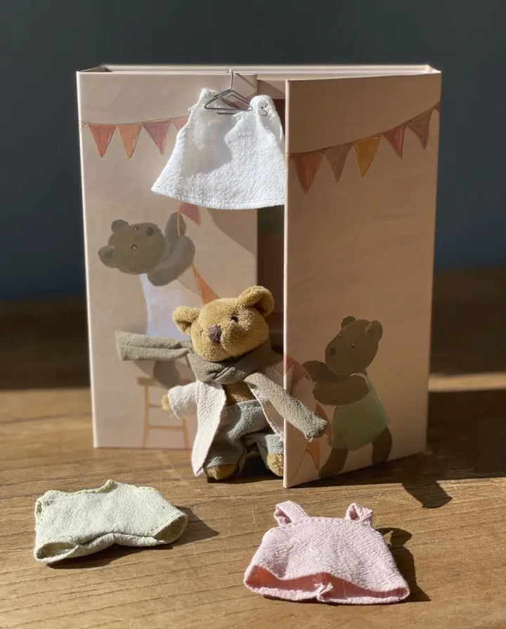 WARDROBE WITH BEAR