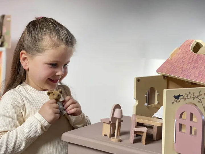 DOLL HOUSE WITH BEARS