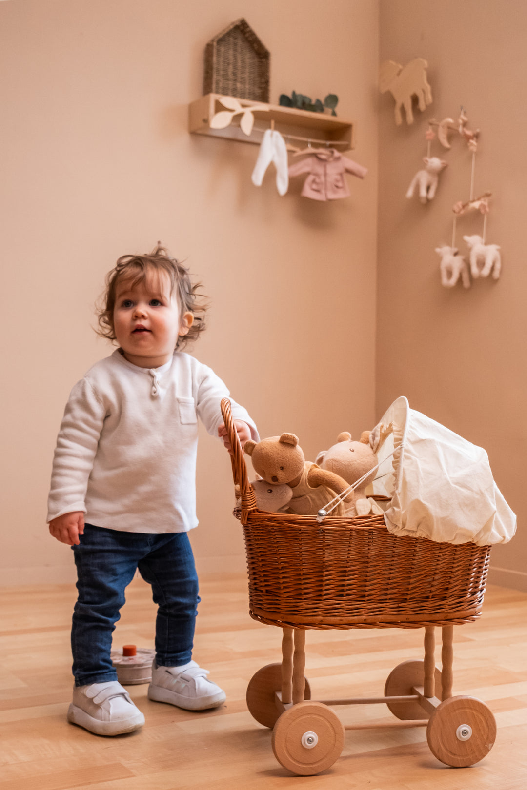 PRAM WICKER EGGSHELL