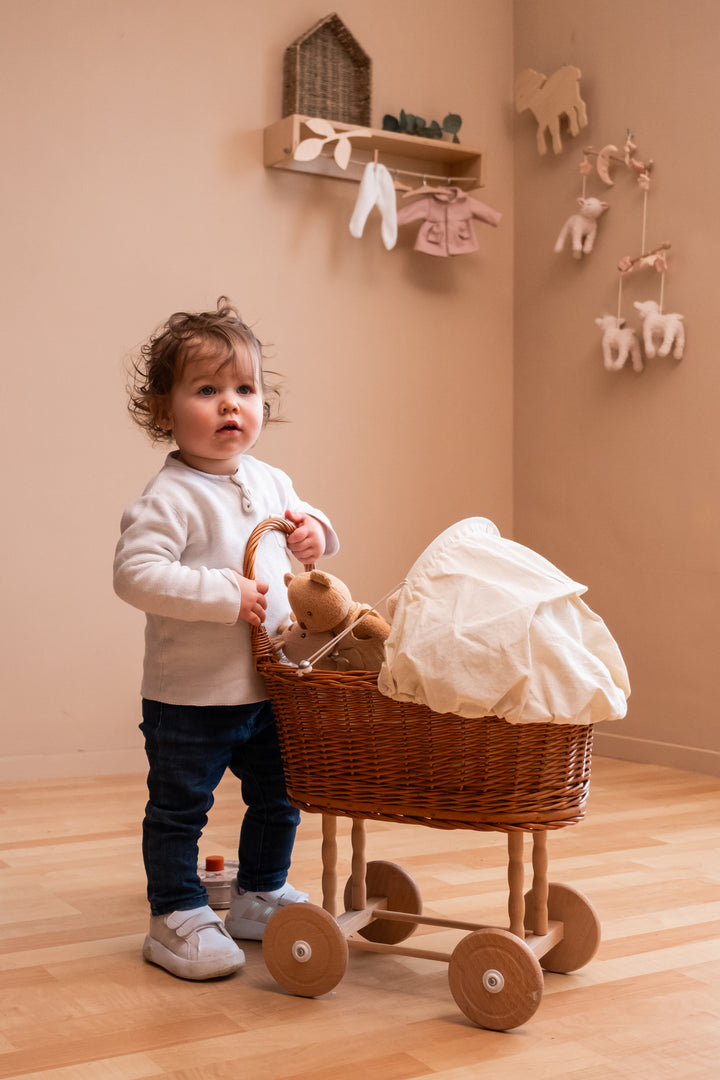 PRAM WICKER EGGSHELL