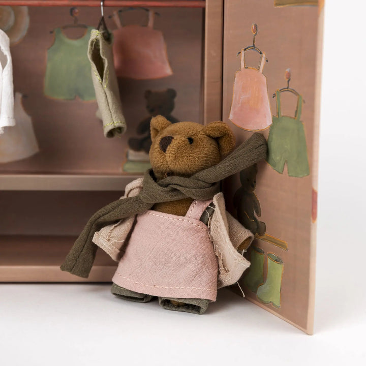 WARDROBE WITH BEAR