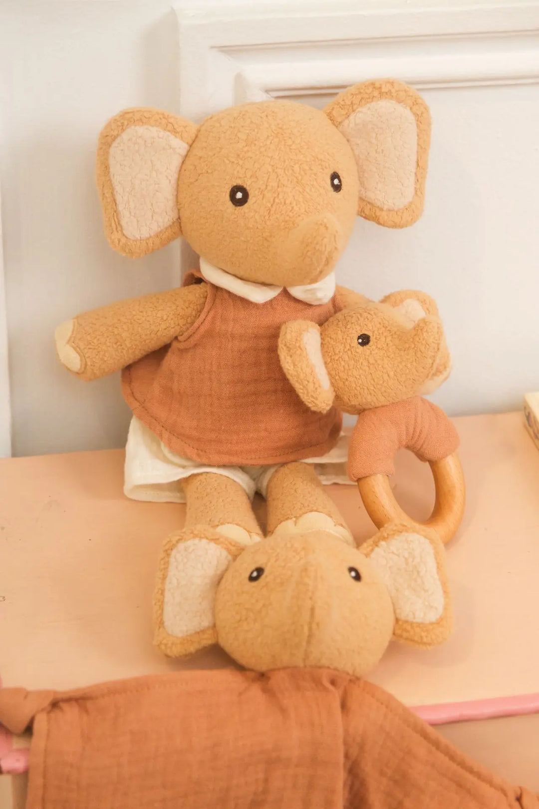 Coffret cadeau Ollie l'éléphant : doudou et hochet