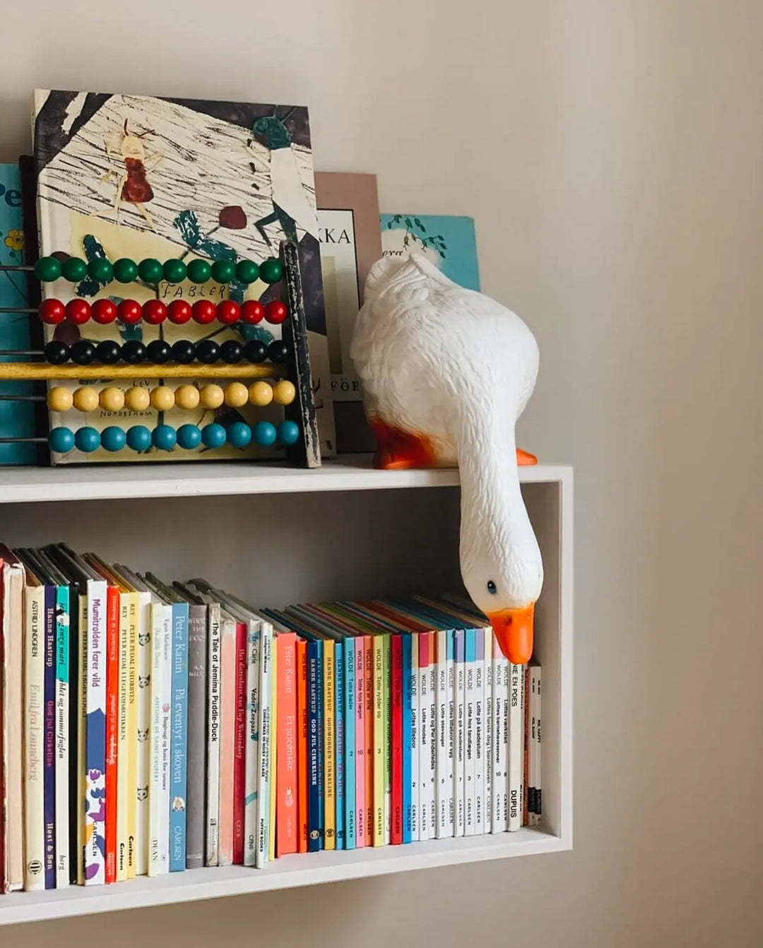LAMP DUCK LOOKING DOWN