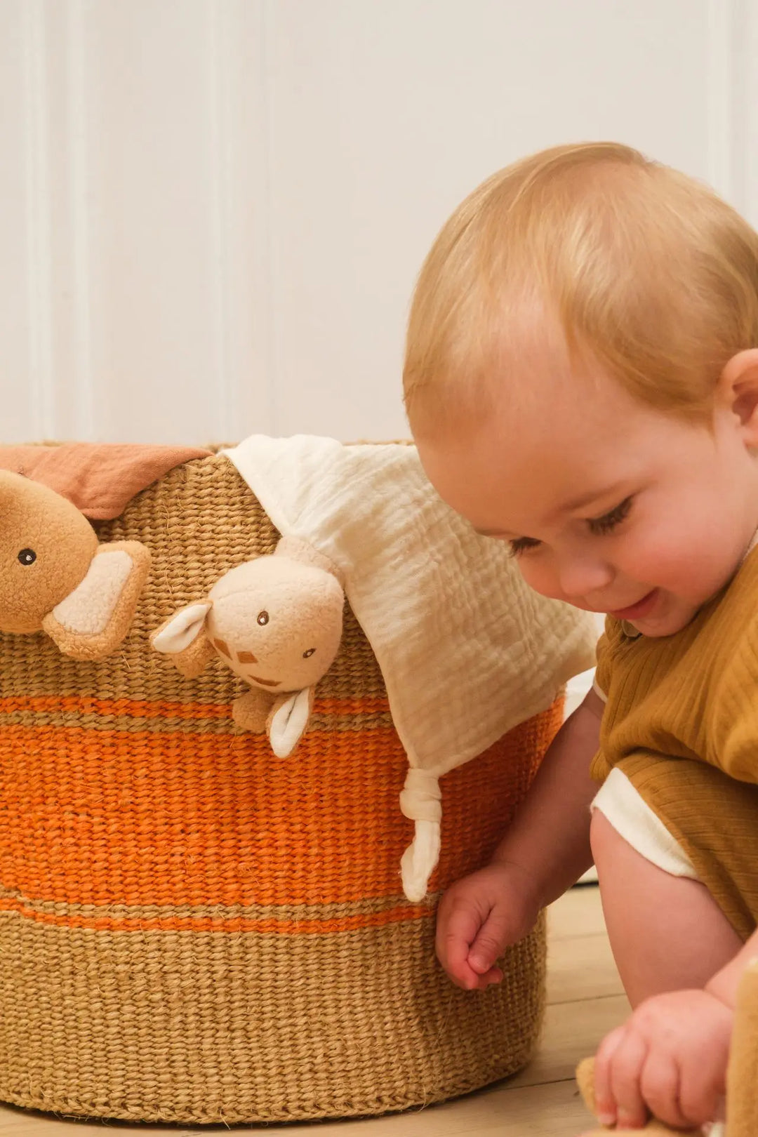 Leonie giraffe doudou detail in woven basket