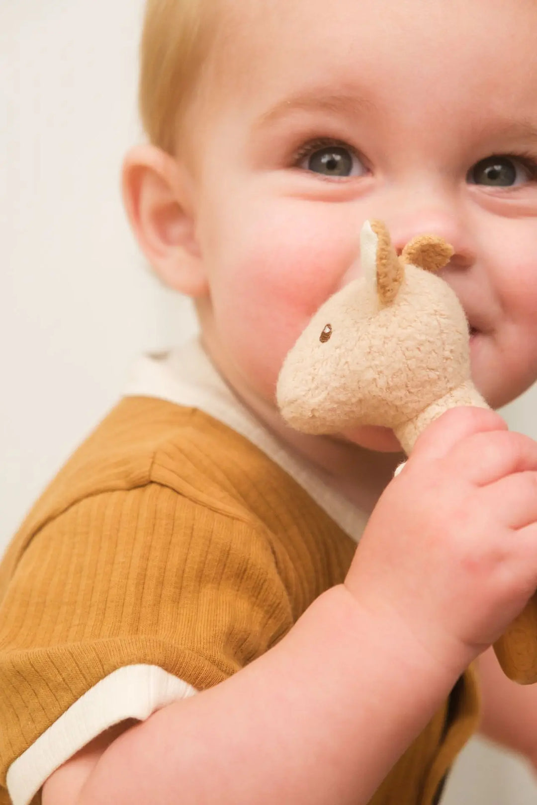 Leonie the giraffe doudou and rattle gift set