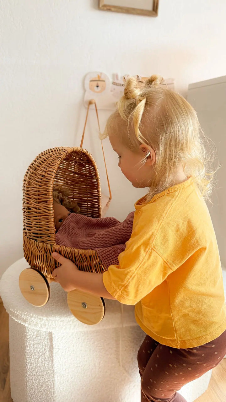 SMALL WICKER PRAM
