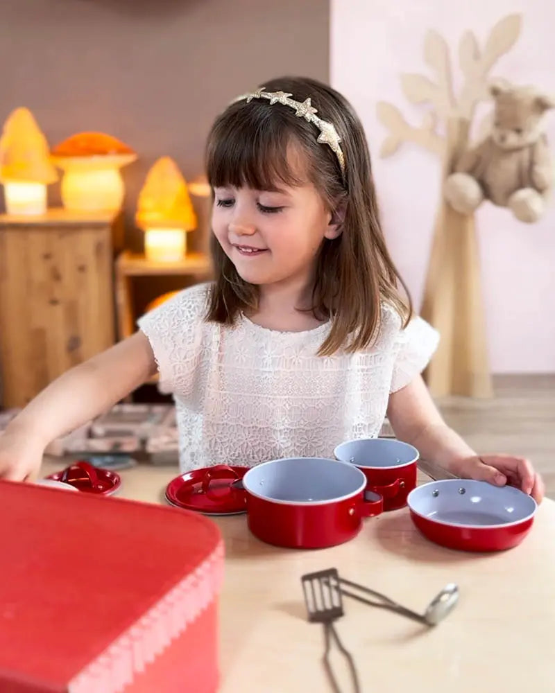 RED METAL PAN SET IN A CASE